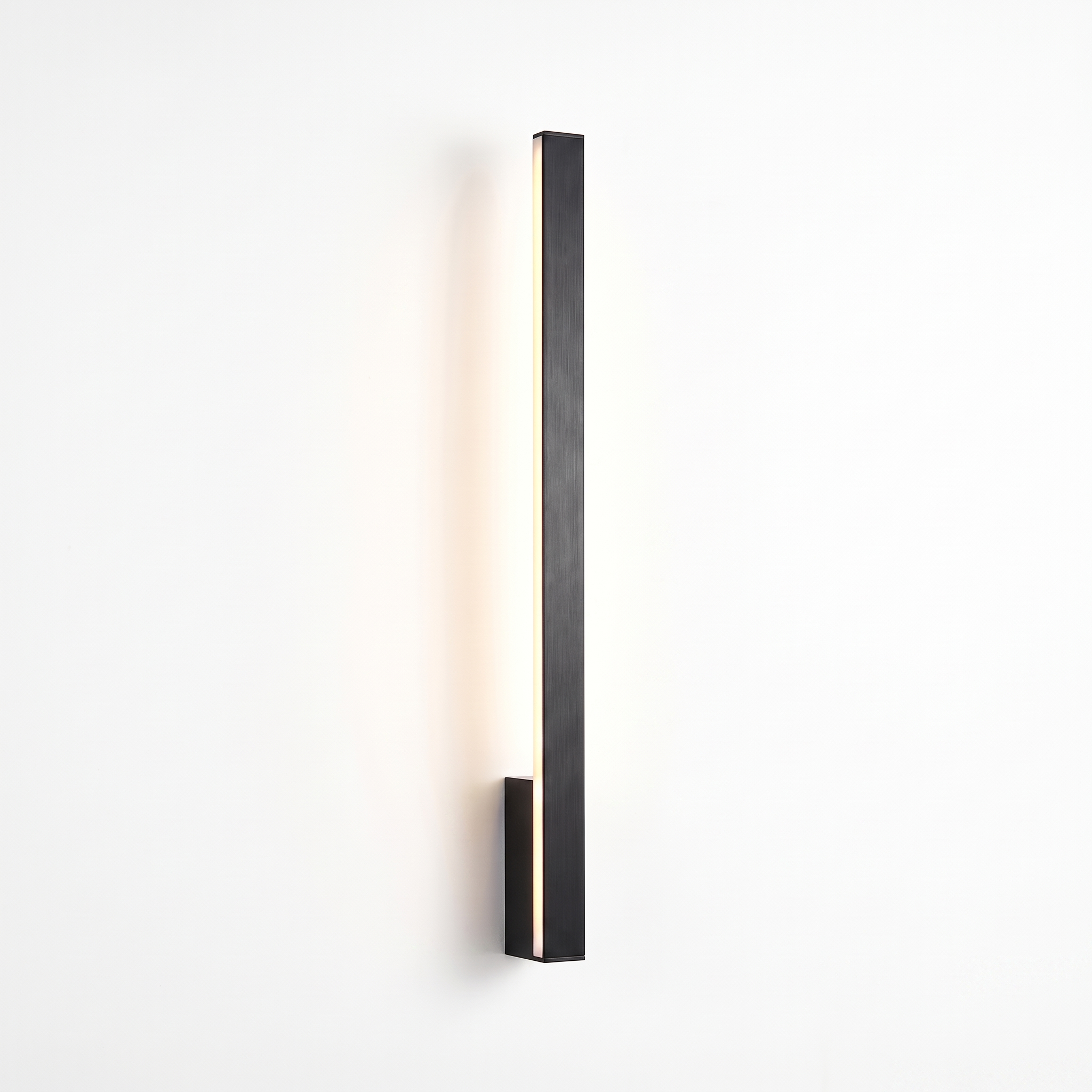Comvilo Linear LED Wall Light in Black, detail view