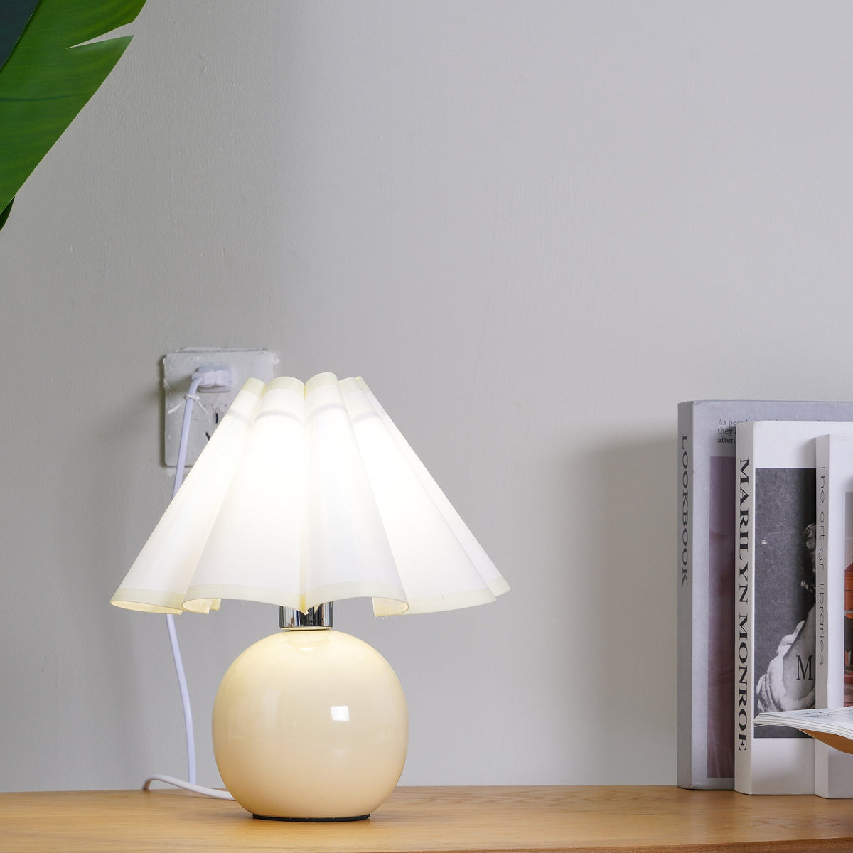 Kicsi Knife Pleat Table Lamp – image 13
